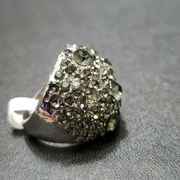 Silver tone smokey green rhinestone ring size 7 - Picture 6 of 9